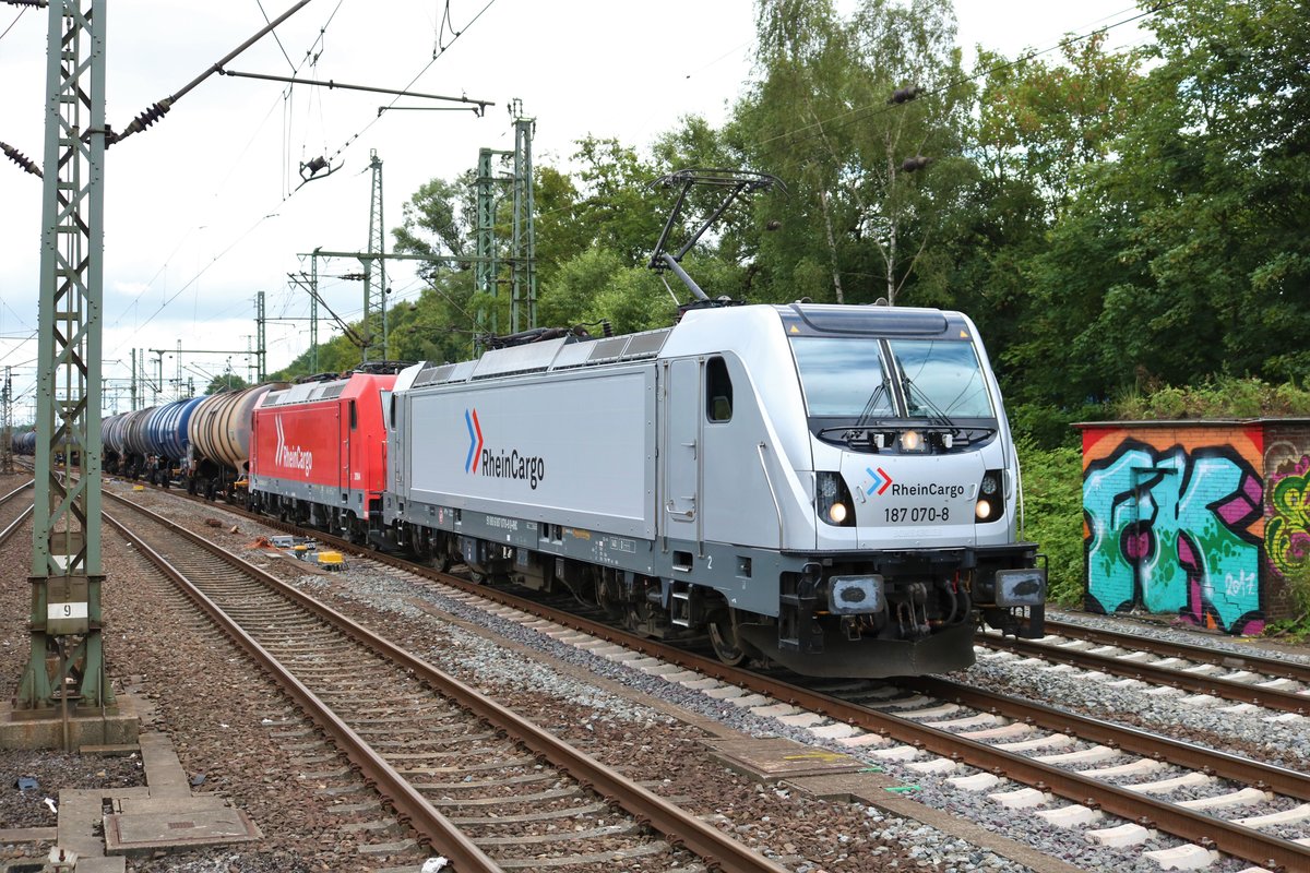 Rheincargo 187 070-8 und 185 xxx in Hamburg Harburg am 16.07.19 vom Bahnsteig aus fotografiert
