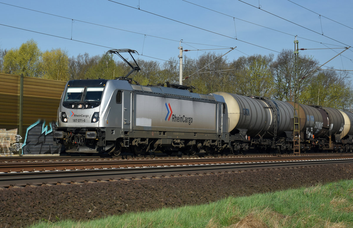 RheinCargo 187 071-6 mit Kesselwagen im Schlepp, kommend aus Richtung Hamburg. Höhe Bardowick, 20.04.2018.