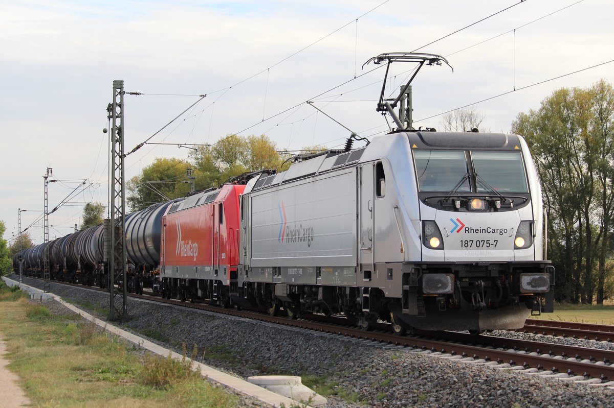 Rheincargo 187 075-7 und eine BR 185 der Rheincargo mit einem Kesselzug auf der Bahnstrecke Friedberg-Hanau bei Bruchköbel am 22. September 2019