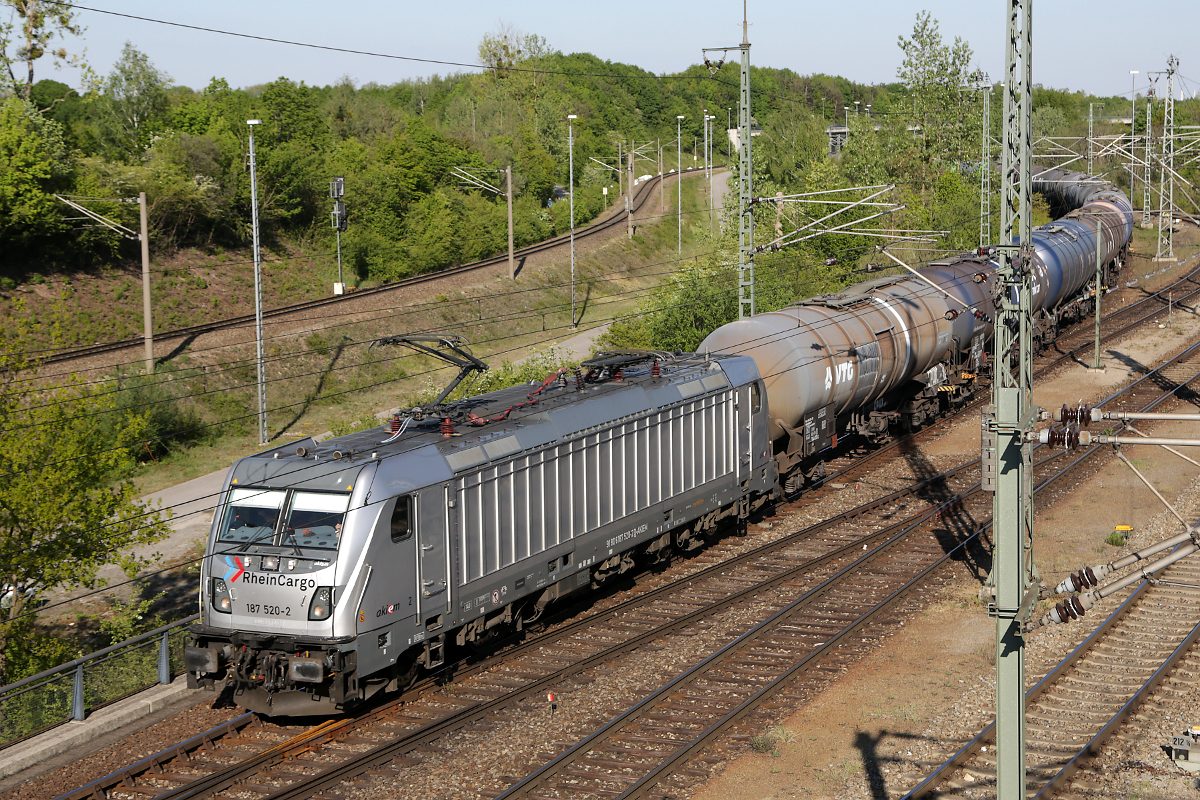 Rheincargo 187 520 fährt vom Osten her kommend in die Einfahrgruppe des Rangierbahnhofs München Nord ein, 06.05.2020