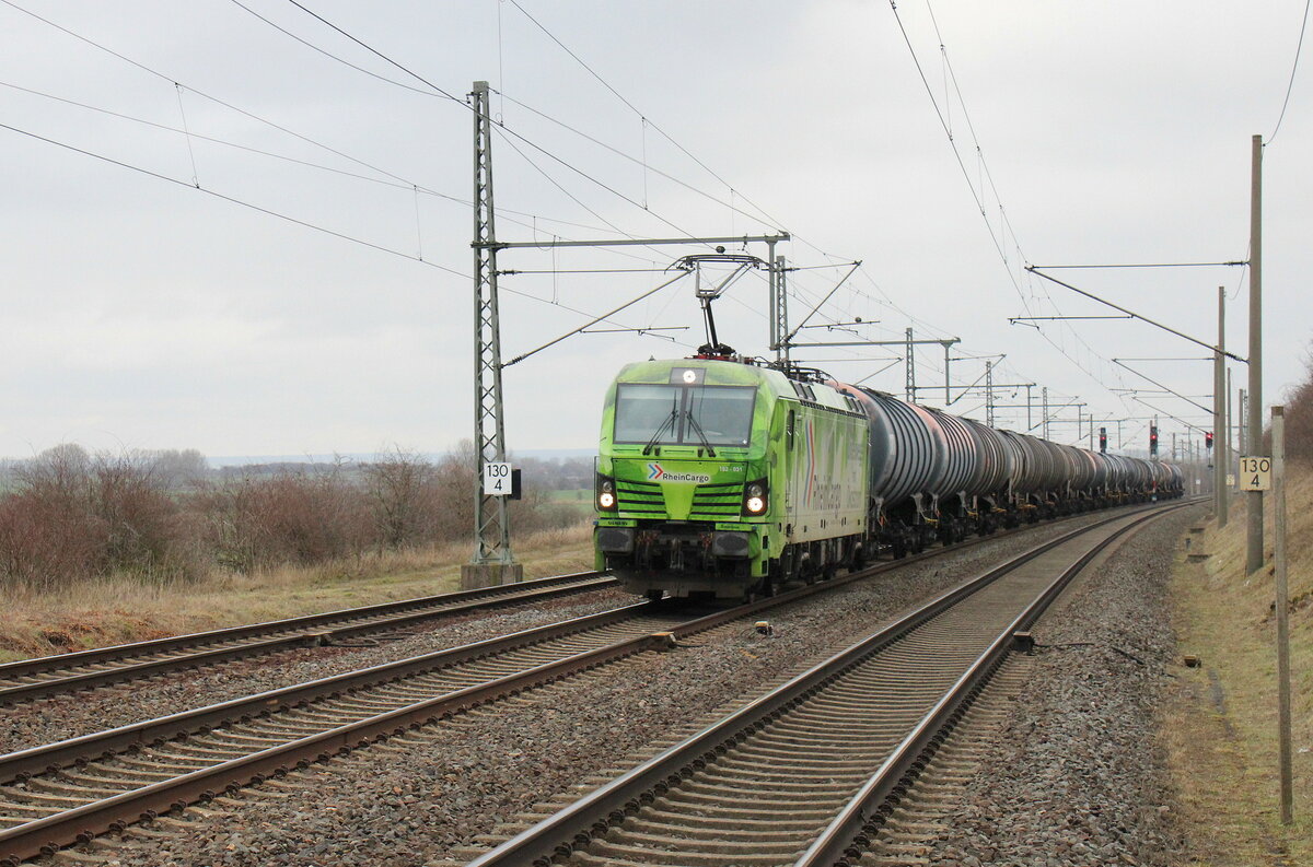 RheinCargo 192 031 mit Kesselwagen Richtung Eisenach, am 21.02.2023 in Seebergen. Standort ist am Ende vom Bahnsteig.