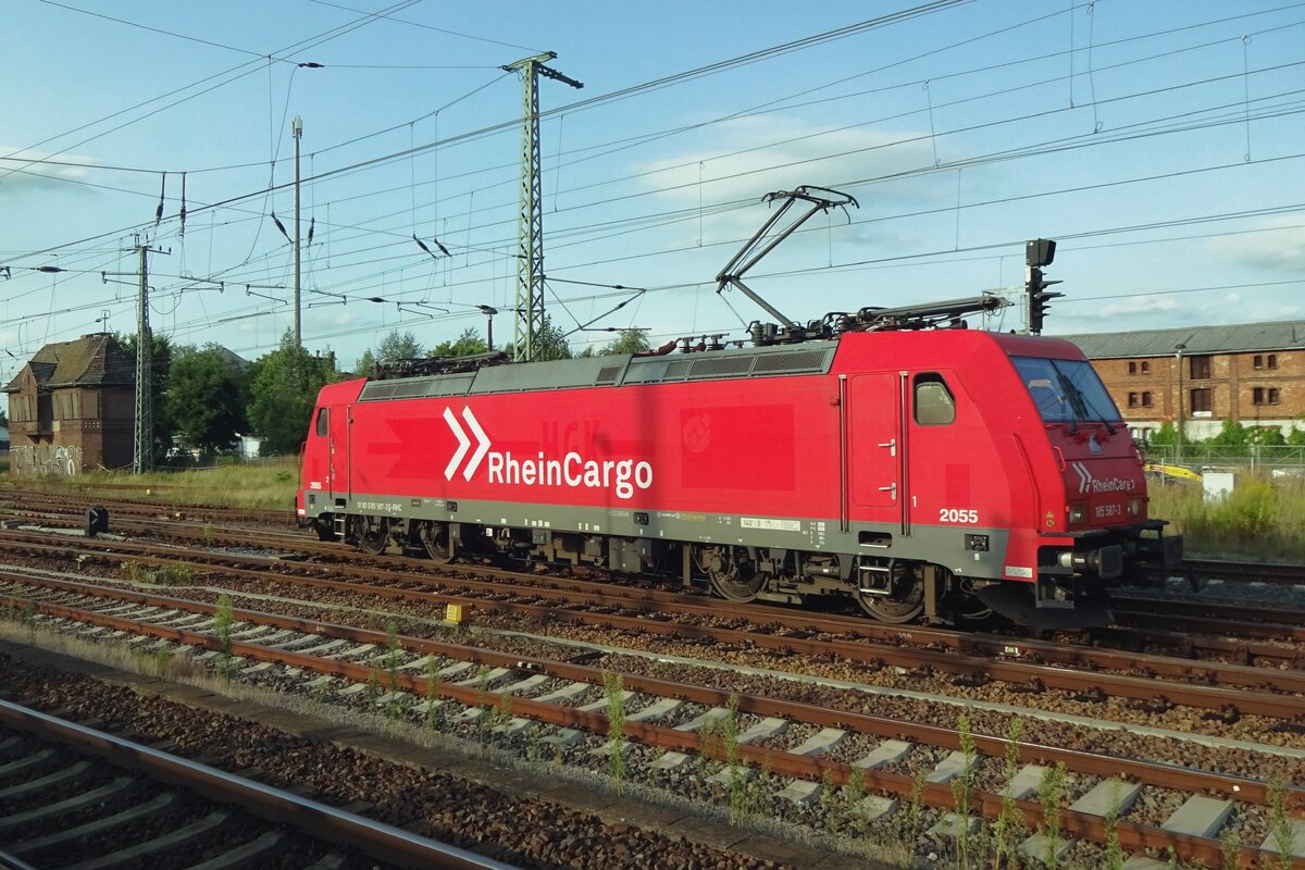 RheinCargo 2055 lauft am Abend von 21 Augustus 2021 um in Angermünde.