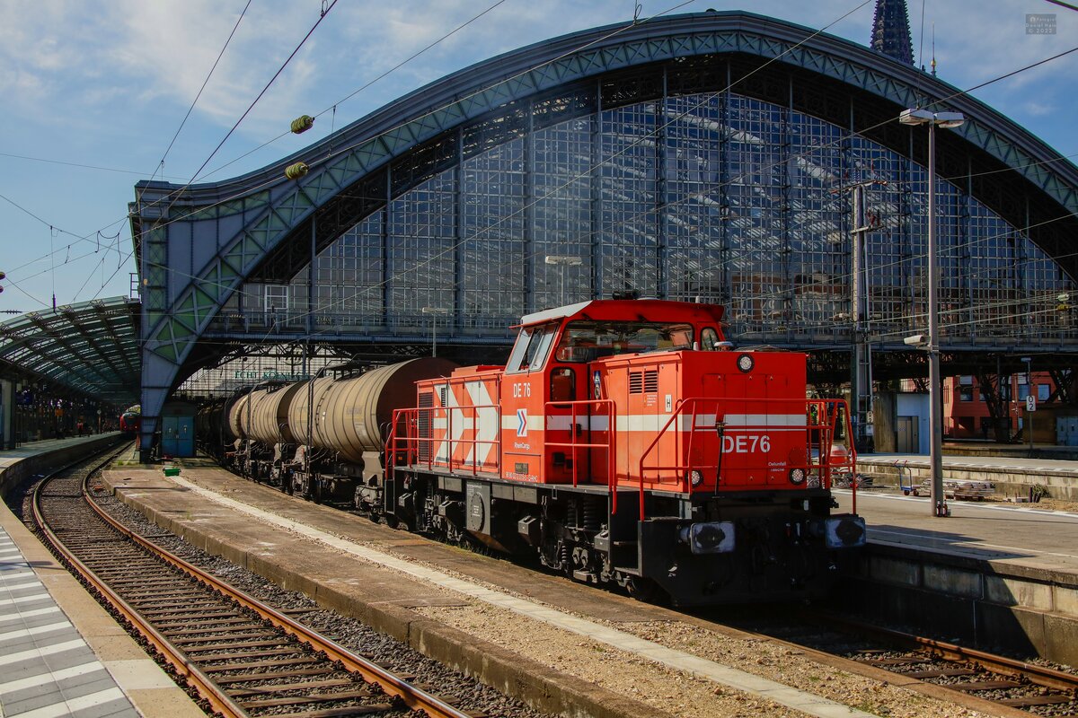 RheinCargo 272 015-5 (DE76) mit Kesselzug in K�ln Hbf, Juni 2022.