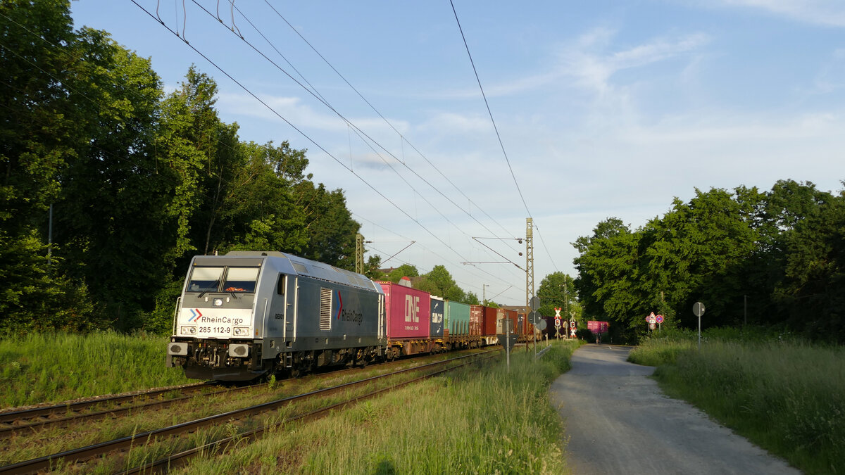 RheinCargo 285 112-9 in KLM am 11.06.21 mit DGS 41704 Köln-Niehl Hafen - Rotterdam Maasvlakte