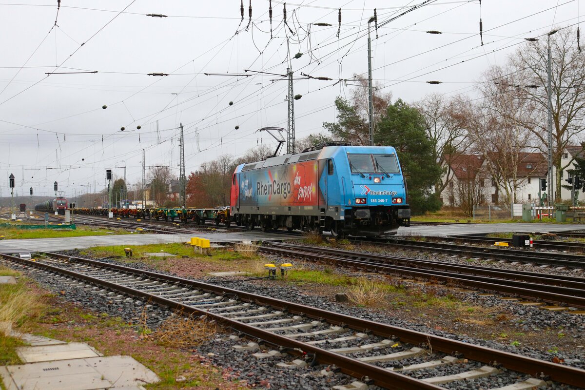 Rheincargo Bombardier Traxx 185 340-7 mit leeren Containerzug in Darmstadt Kranichstein am 24.02.24