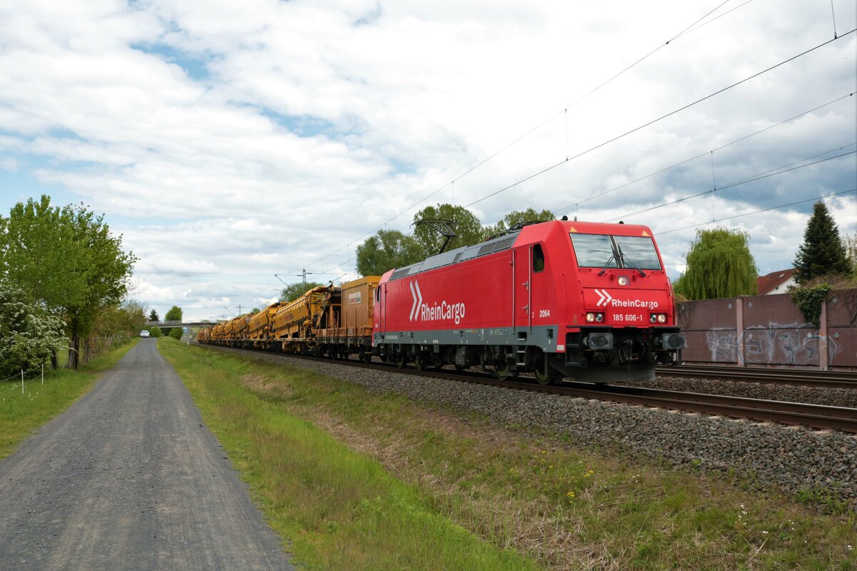 Rheincargo Bombardier Traxx 185 606-1 mit Schweerbau Umbauzug in Rodenbach am 14.05.21