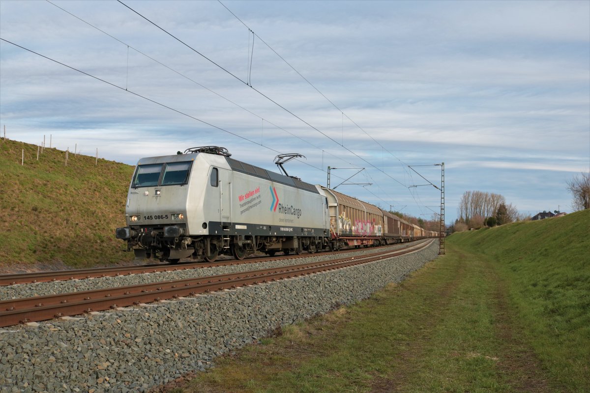 Rheincargo Bombardier Traxx145 086-5 mit Schiebwandwagen in Hanau Rauschwald am 20.03.21