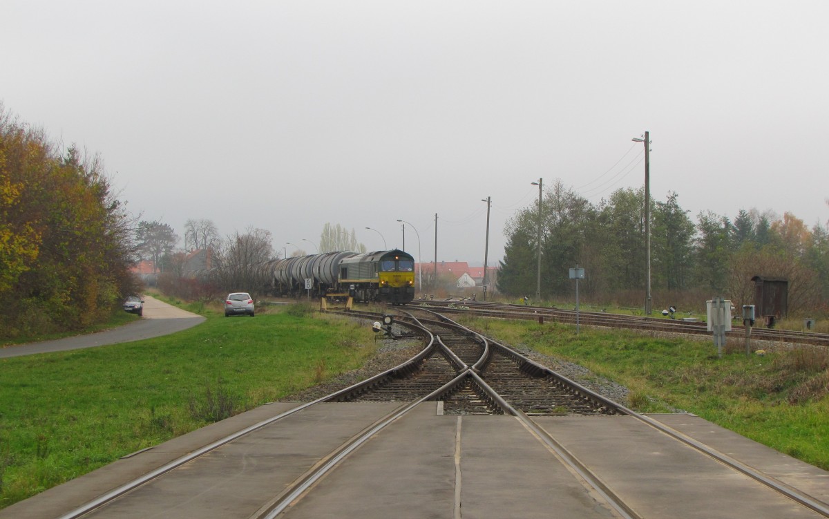 RheinCargo DE 63 steht am 15.11.2013 mit dem DGS 95250 nach Grokorbetha abfahrbereit im Bahnhof Emleben.