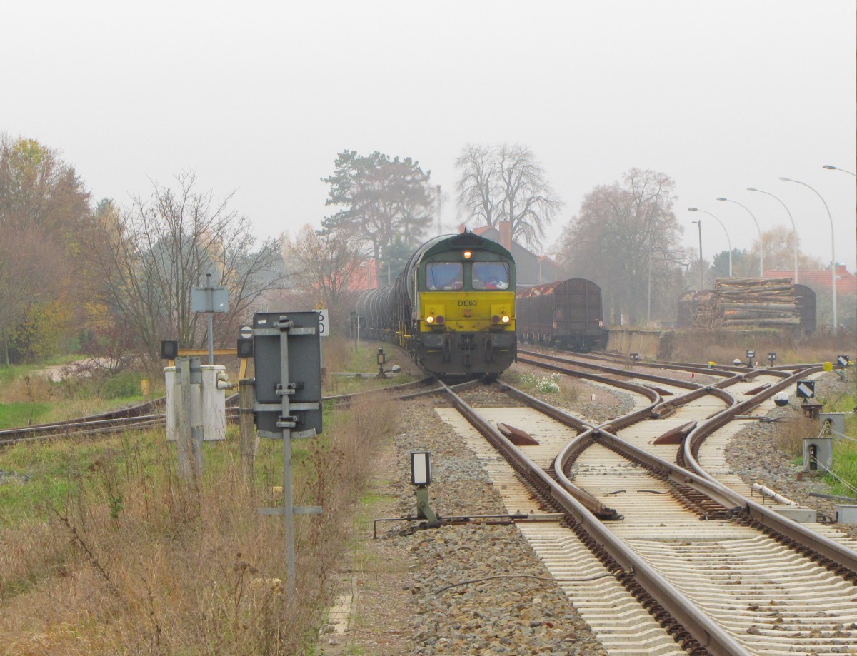 RheinCargo DE 63 steht am 15.11.2013 mit DGS 95250 nach Grokorbetha abfahrbereit in Emleben.
