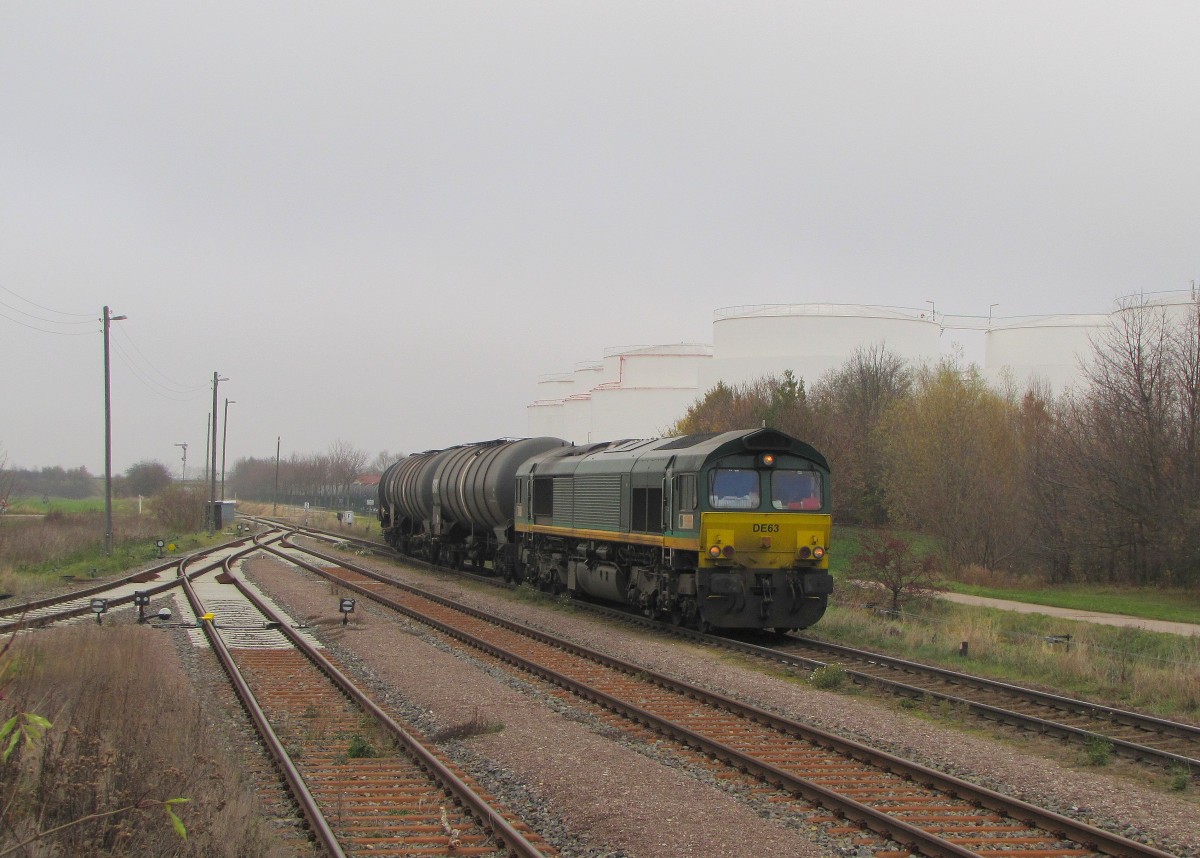 RheinCargo DE 63 zieht am 15.11.2013 Kesselwagen aus dem Tanklager Emleben, um sie fr die Fahrt nach Grokorbetha im Bahnhof bereitzustellen.
