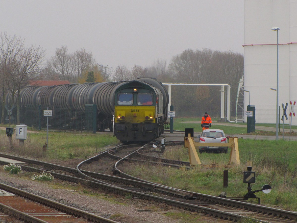 RheinCargo DE 63 zieht am 15.11.2013 Kesselwagen aus dem Tanklager Emleben.