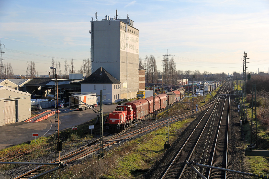 RheinCargo DE 71 mit den Wagen für den  Nievenheimer . // Nievenheim // 18. Dezember 2019