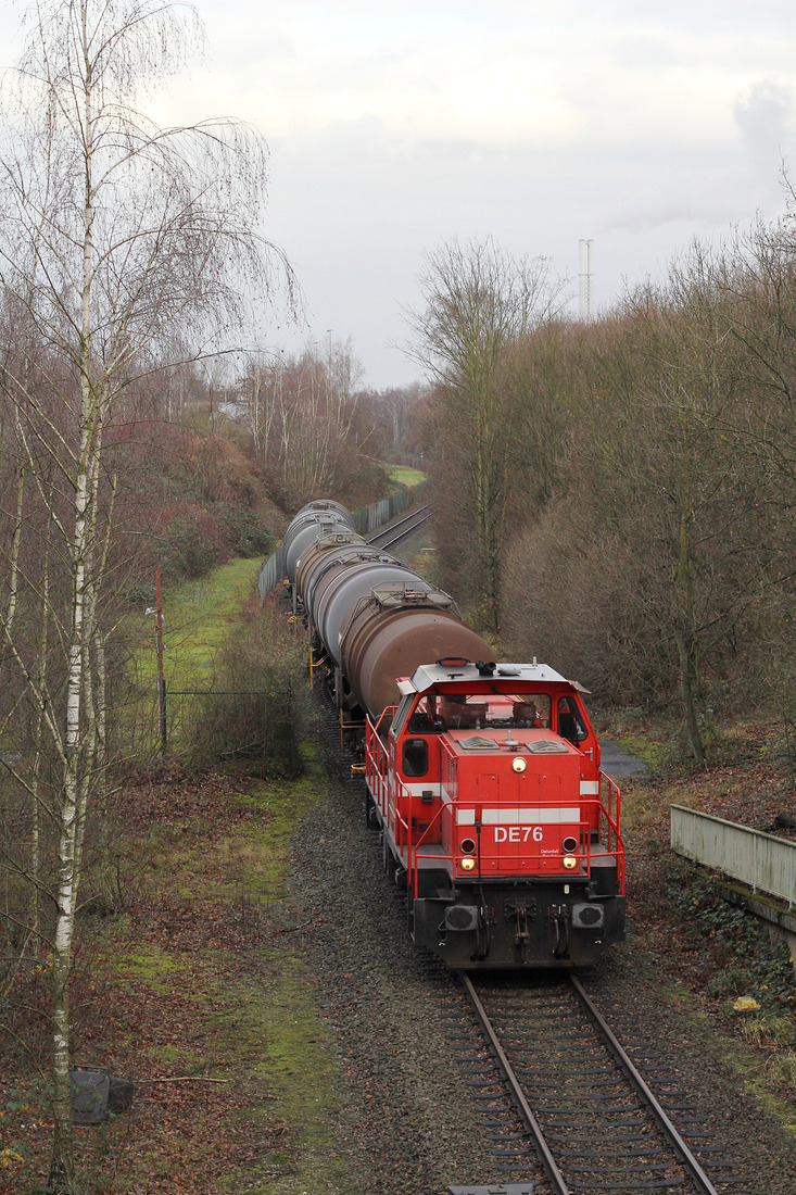 RheinCargo DE 76 mit Übergabe vom Anschließer Infineum zum Güterbahnhof Köln-Niehl. // Köln-Niehl // 18. Dezember 2015