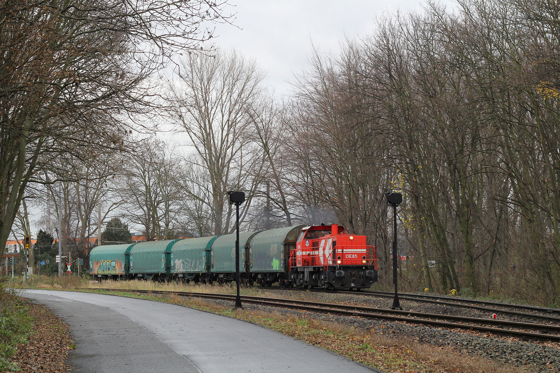 RheinCargo DE 85mit Übergabe vom Anschließer LMK zum Güterbahnhof Köln-Niehl. // Köln-Niehl // 18. Dezember 2015