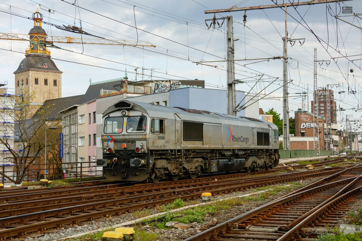 RheinCargo DE669 (266 069) bei der Einfahrt in K�ln Hbf, April 2023.