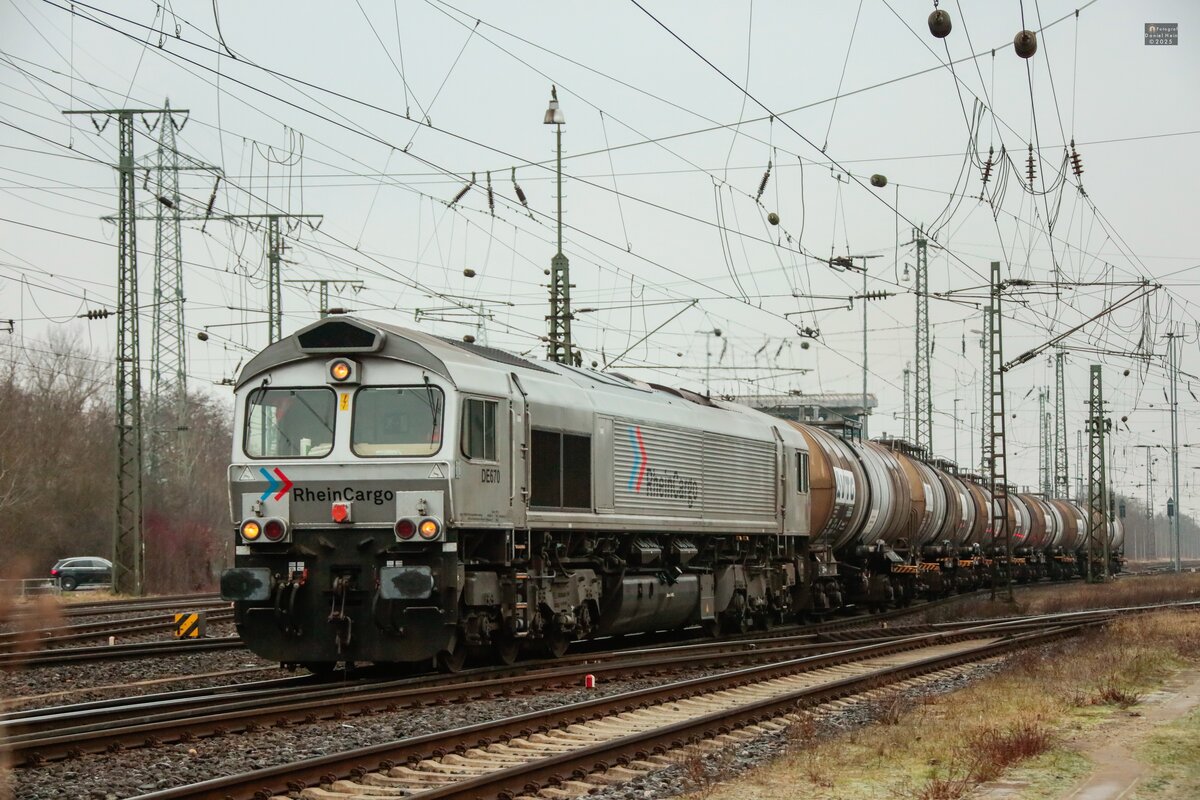 RheinCargo DE670 (266 070) mit Kesselzug in K�ln Gremberg, Februar 2025.