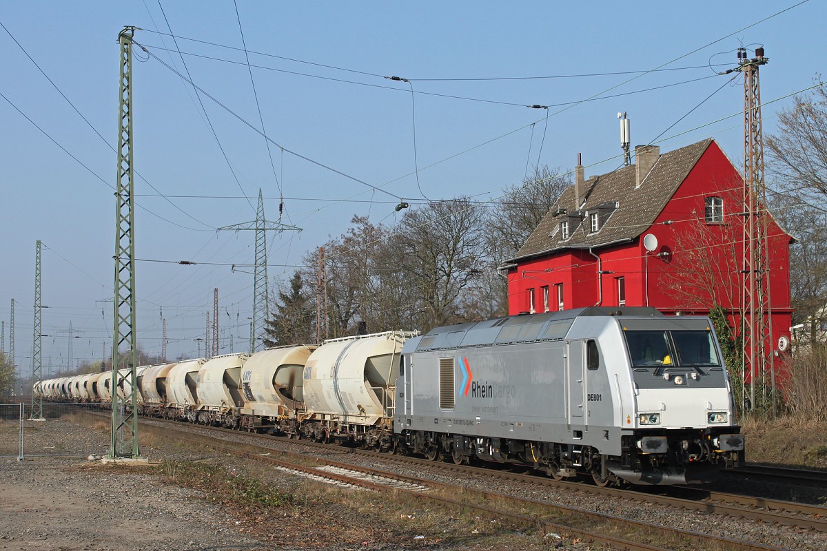 RheinCargo DE801 zog am 11.3.14 einen Kalkzug durch Ratingen-Lintorf.