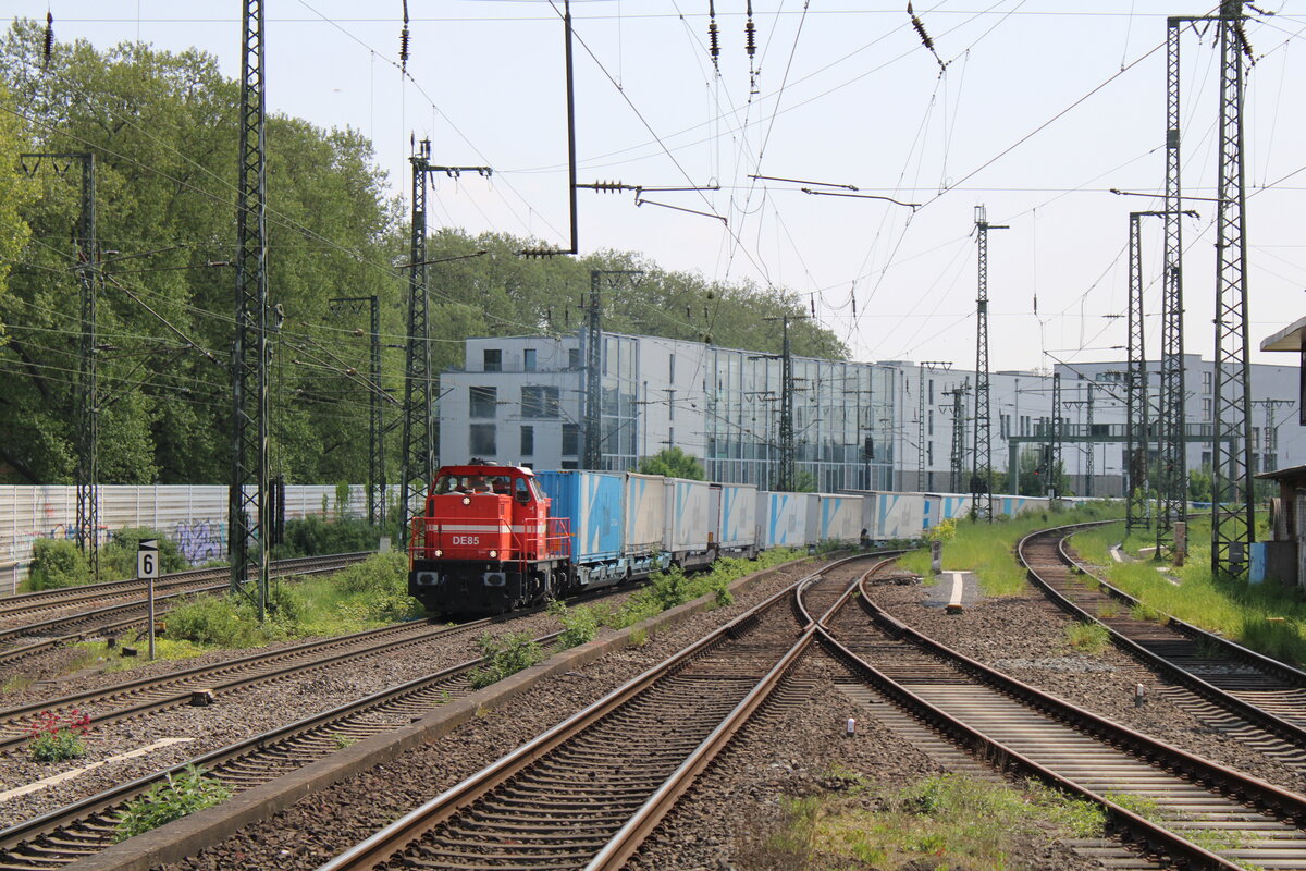 RheinCargo DE85 (RHC 272 023-9) zieht den Ekol-Zug von Eifeltor kommend durch Köln Süd in Richtung Norden. (02.05.2022)
