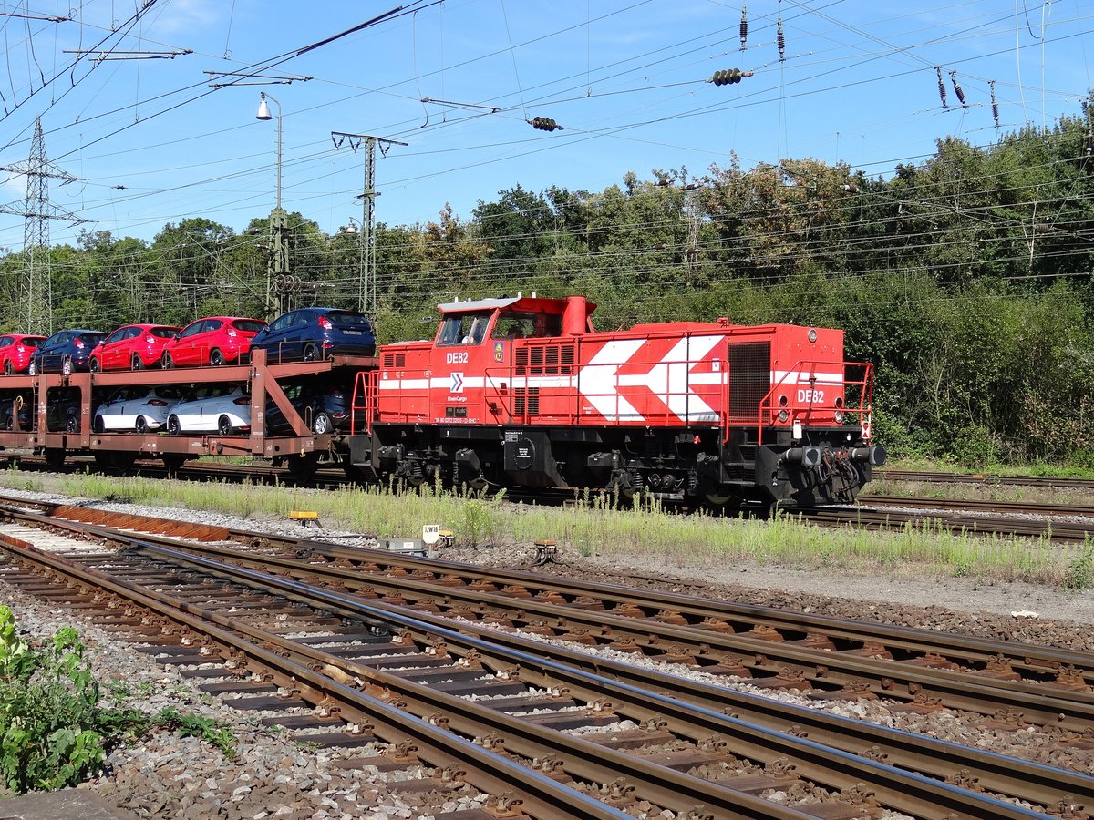 RheinCargo (ex-HGK) DE82 (MaK DE1002 aus 1993) fahrt im RBf. Köln Gremberg. 07-09-2016