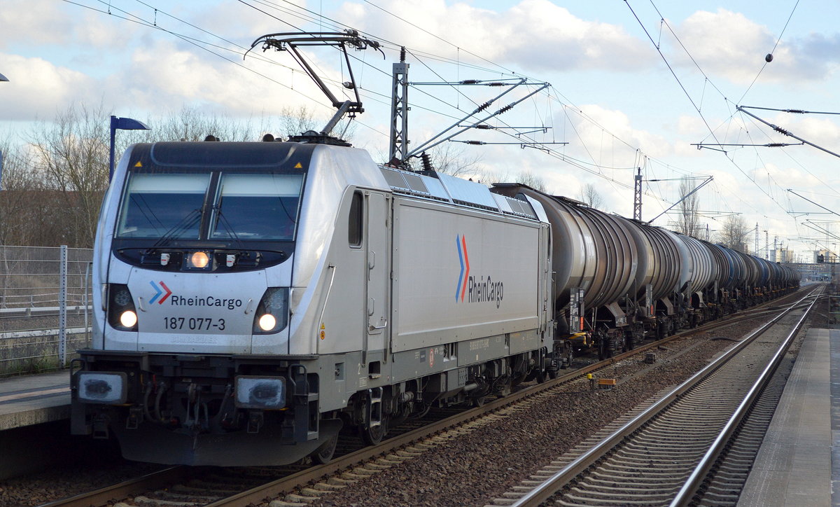 RheinCargo GmbH & Co. KG mit  187 077-3  [NVR-Number: 91 80 6187 077-3 D-RHC] und Kesselwagenzug (leer) Richtung Stendel am 17.01.19 Bf. Berlin-Hohenschönhausen.