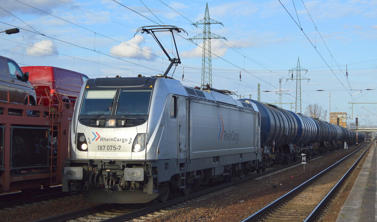 RheinCargo GmbH & Co. KG, Neuss [D] mit  187 075-7  [NVR-Nummer: 91 80 6187 075-7 D-RHC] und Kesselwagenzug (Dieselkraftstoff) am 05.03.20 Durchfahrt Bf. Flughafen Berlin Schönefeld.