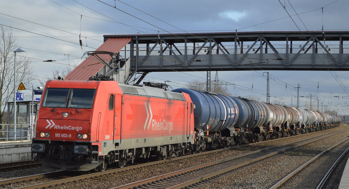 RheinCargo GmbH & Co. KG, Neuss [D] mit   185 603-8  [NVR-Nummer: 91 80 6185 603-8 D-RHC] und Kesselwagenzug am 25.02.20 Durchfahrt Bf. Saarmund.