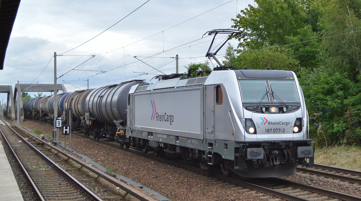 RheinCargo GmbH & Co. KG, Neuss [D] mit  187 077-3  [NVR-Nummer: 91 80 6187 077-3 D-RHC] und Kesselwagenzug am 08.07.20 Berlin-Pankow.