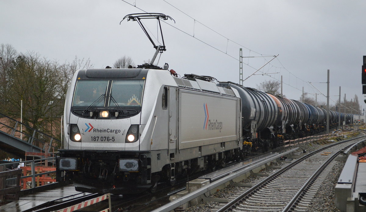 RheinCargo GmbH & Co. KG, Neuss [D] mit  187 076-5  [NVR-Nummer: 91 80 6187 076-5 D-RHC] und Kesselwagenzug (leer) Richtung Stendell am 24.12.20 Berlin-Karow. Weihnachtliche Grüße an den TF. !!!!!  