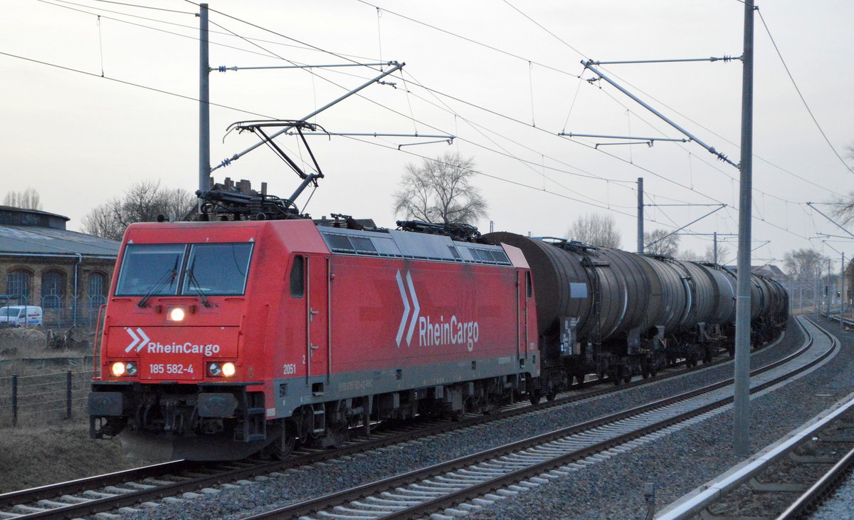 RheinCargo GmbH & Co. KG, Neuss [D] mit  185 582-4  [NVR-Nummer: 91 80 6185 582-4 D-RHC] und Kesselwagenzug am 23.02.21 Berlin-Johannisthal.