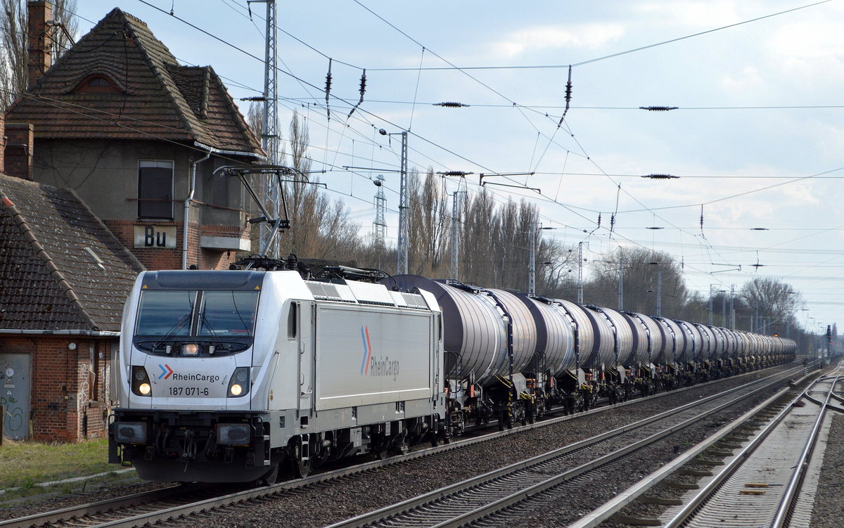 RheinCargo GmbH & Co. KG, Neuss [D] mit  187 071-6  [NVR-Nummer: 91 80 6187 071-6 D-RHC] und Kesselwagenzug (leer) Richtung Stendell am 11.04.21 Berlin Buch.