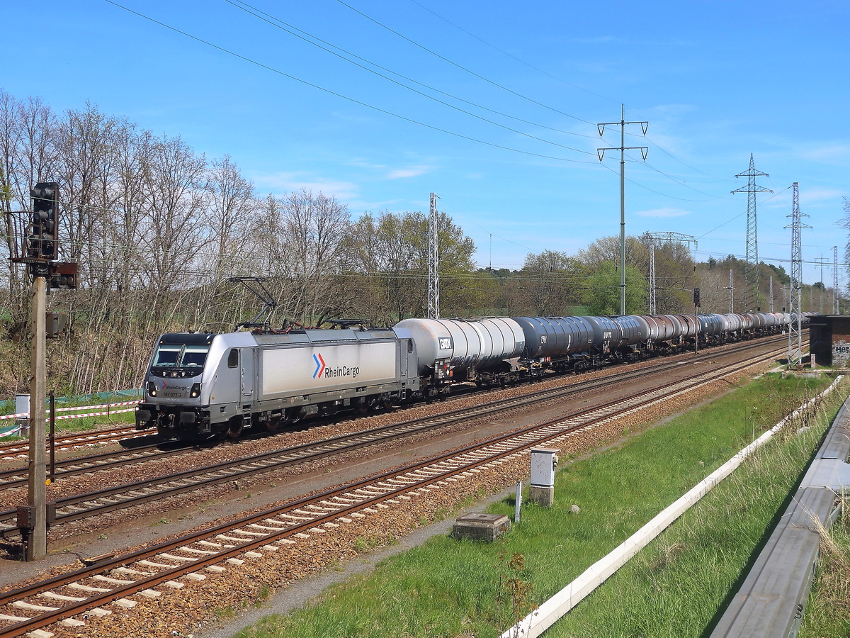 RheinCargo GmbH & Co. KG, Neuss  mit 187 077-3 (NVR-Nummer: 91 80 6187 077-3 D-RHC) mit Kesselwagenzug am 09. Mai 2021 in Diedersdorf.