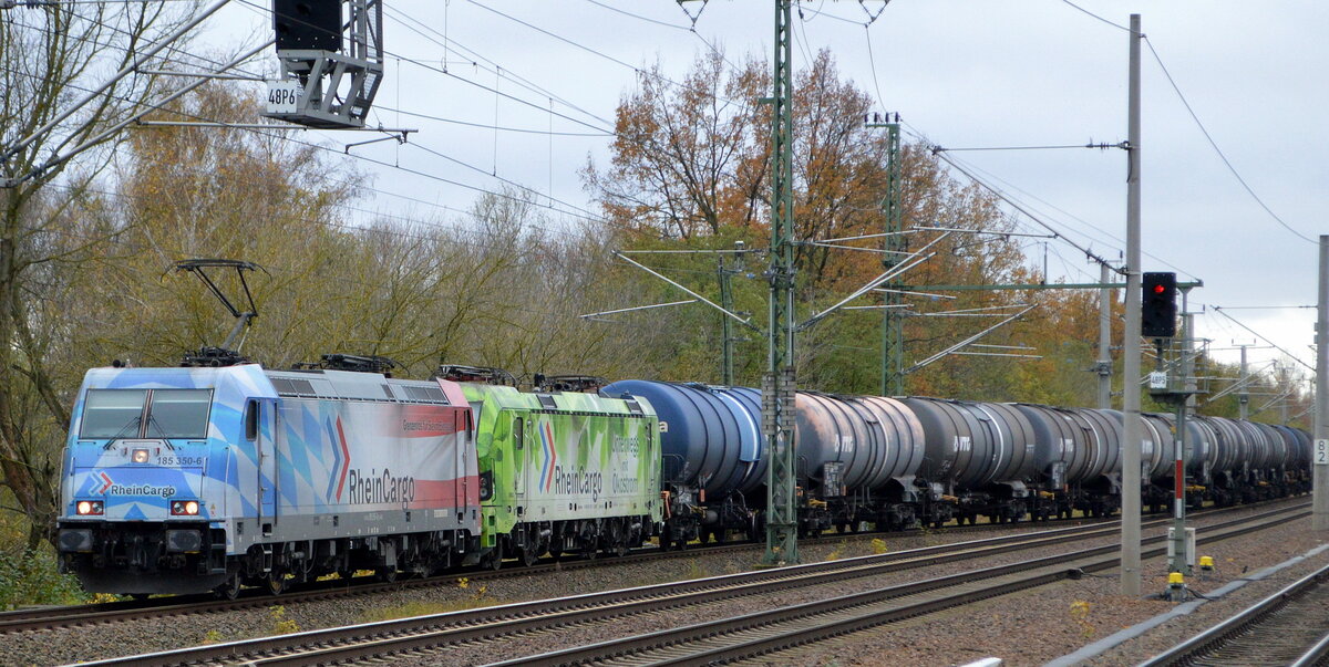 RheinCargo GmbH & Co. KG, Neuss [D] mit  185 350-6  [NVR-Nummer: 91 80 6185 350-6 D-RHC] und  192 032  [NVR-Nummer: 91 80 6192 032-1 D-RHC] + Kesselwagenzug (leer) am Haken Richtung Stendell am 08.11.21 Berlin Blankenburg.