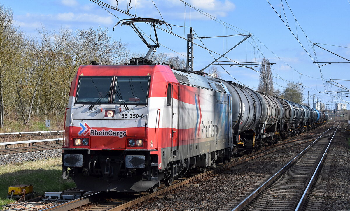 RheinCargo GmbH & Co. KG, Neuss mit ihrer  185 350-6  (NVR:  91 80 6185 350-6 D-RHC ) und einem Kesselwagenzug (leer) Richtung Stendell am 06.04.23 Durchfahrt Bahnhof Berlin Hohenschönhausen.