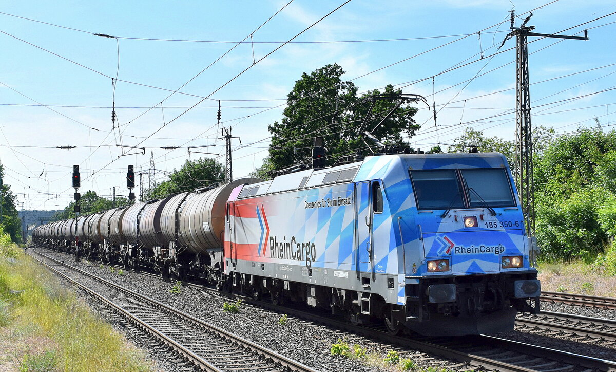 RheinCargo GmbH & Co. KG, Neuss [D]  mit ihrer  185 350-6  [NVR-Nummer: 91 80 6185 350-6 D-RHC] und einem Kesselwagenzug am 31.05.23 Höhe Bahnhof Saarmund.