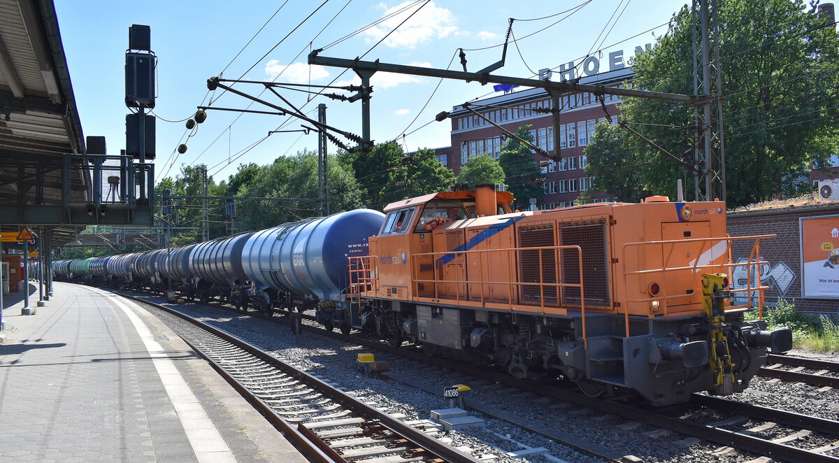 RheinCargo GmbH & Co. KG, Neuss [D] mit der angemieteten northrail MaK G 1000 BB [NVR-Nummer: 92 80 1271 001-0 D-NRAIL] und einem Kesselwagenzug (nach Umsetzen) am 13.06.23 Vorbeifahrt Bahnhof Hamburg-Harburg.