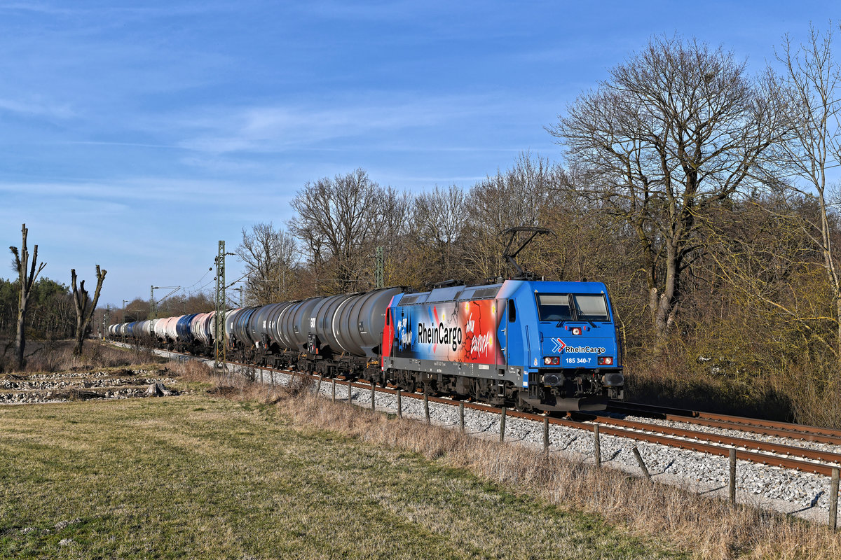 RheinCargo hat kürzlich die drei von DB Cargo übernommenen Bombardier Traxx Maschinen als gefällige Werbeloks gestaltet. Eine davon ist die 185 340, die auf den Firmensitz im Rheinland hinweist, von dem aus europaweit Leistungen erbracht werden. Am 16. März 2020 war die bunte Maschine für einen leeren Kesselwagenzug vom Tanklager des Münchener Flughafens nach Ludwigshafen-Rheingönheim vorgesehen. Das Warten auf den Zug entwickelte sich als kleines Geduldsspiel - zur Planzeit überraschte uns die Lok Lz fahrend in Richtung Tanklager. Da am Flughafen aber fix gearbeitet wurde, ging sich noch ein Bild bei Oberschleissheim im sanften Licht eines schönen Spätnachmittages aus.