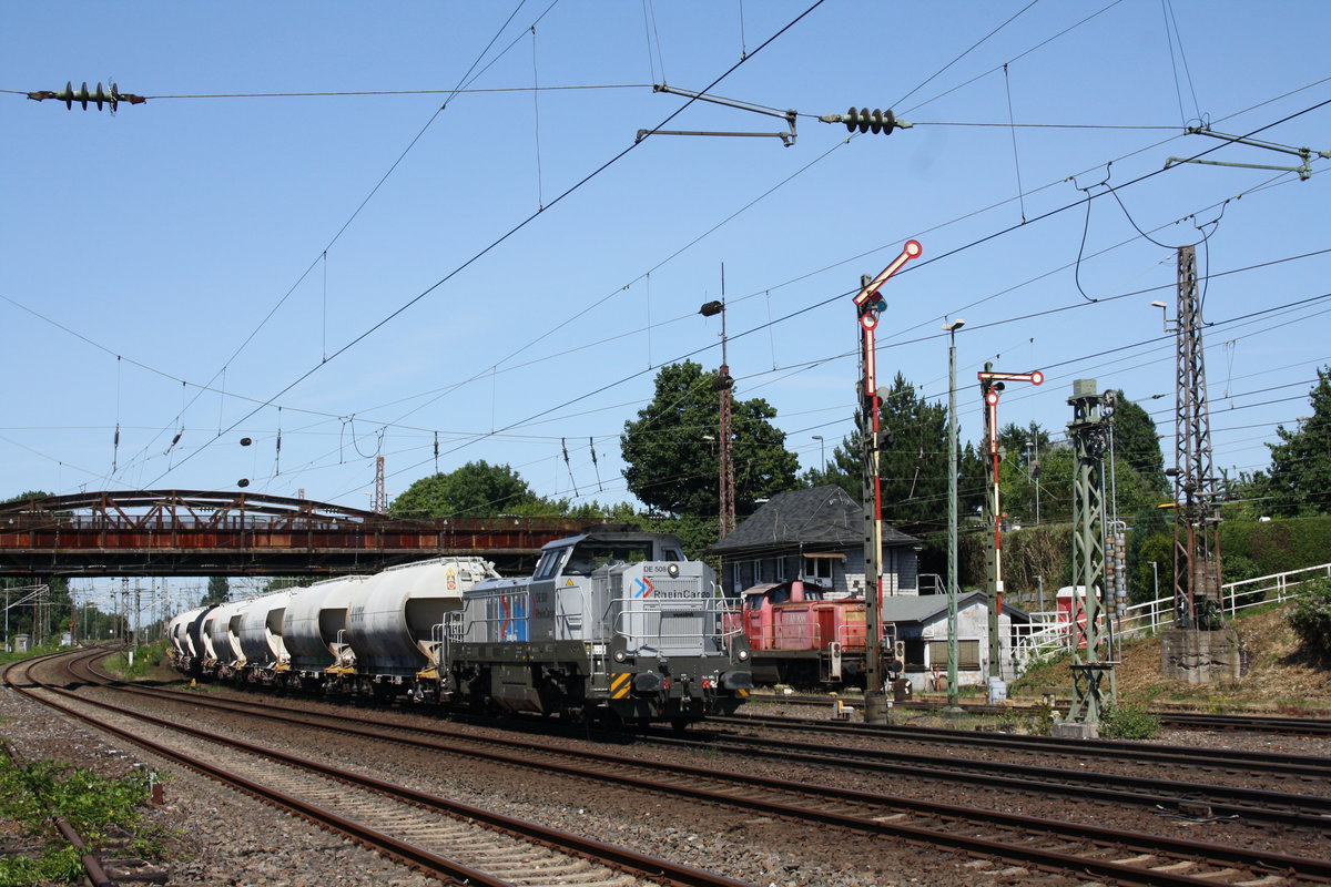 RheinCargo hat mehrere DE18 im Bestand. Eine von ihnen, DE508, ist hier mit einem Kesselwagenzug in Düsseldorf Rath zu sehen.