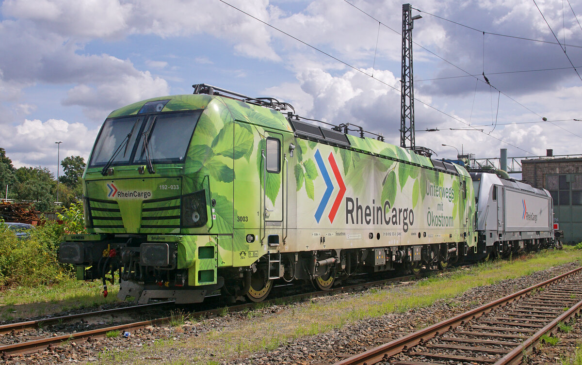 RheinCargo Lokomotive 192 033 am 11.08.2021 in Würzburg.