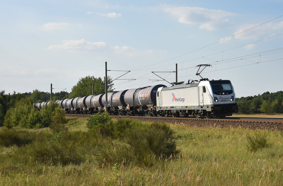 RheinCargo mit der 187 075-7 und einem Kesselzug von Wascosa, kommend aus Richtung Büchen. 3km östlich von Büchen, 02.08.2018.