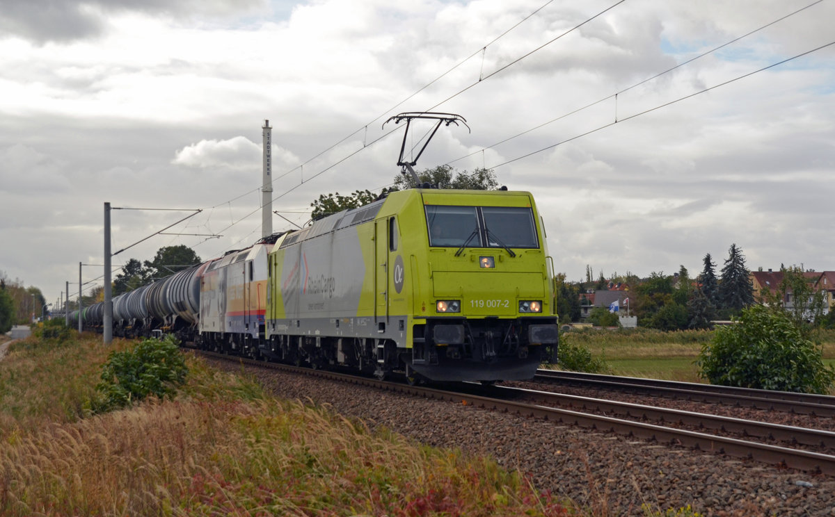 Rheincargo rollte mit einem Kesselwagenzug und 119 007 am 03.10.18 durch Jeßnitz Richtung Dessau. Leider hing die Luther-Lok nur an zweiter Stelle!