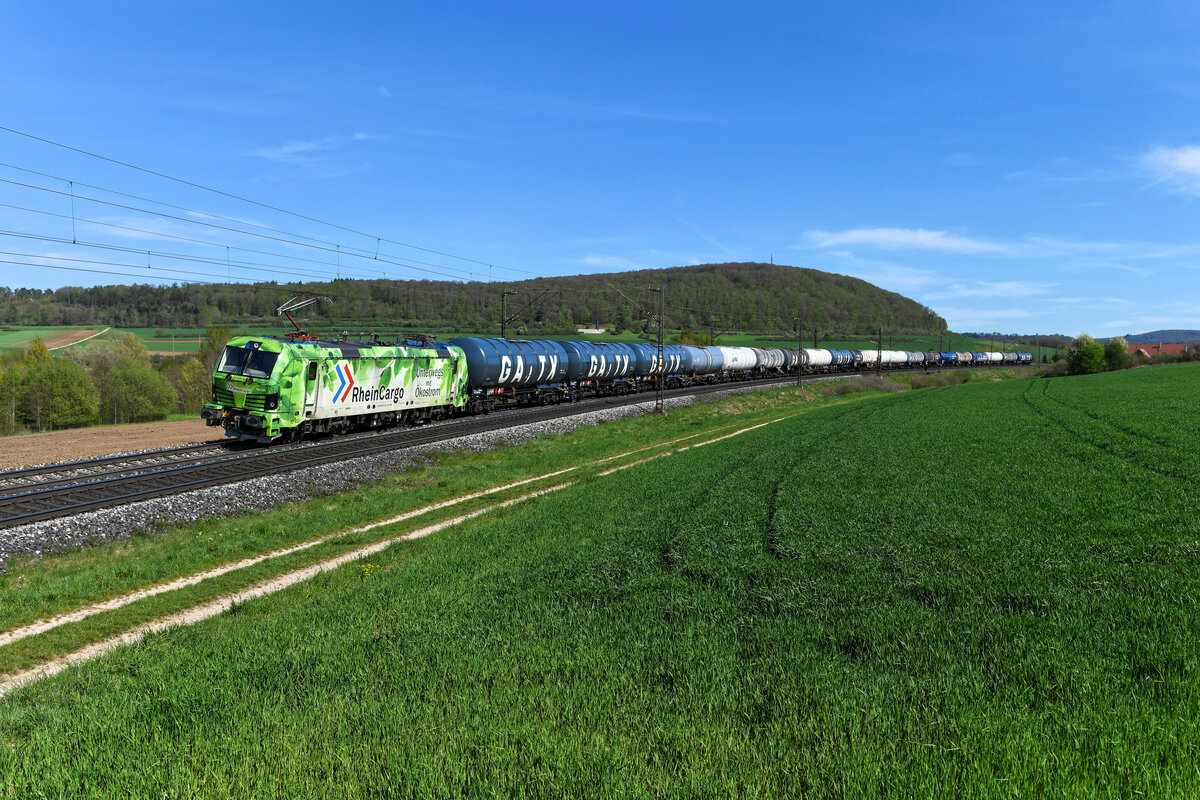 RheinCargo setzt aktuell vier Smartron Lokomotiven in attraktiver äußerer Gestaltung ein, die auf den umweltfreundlichen Betrieb mit Ökostrom hinweist. Am 09. Mai 2021 begegnete mir die 192 033 bei Wettelsheim mit einem Kesselwagenzug aus Neustadt an der Donau.  