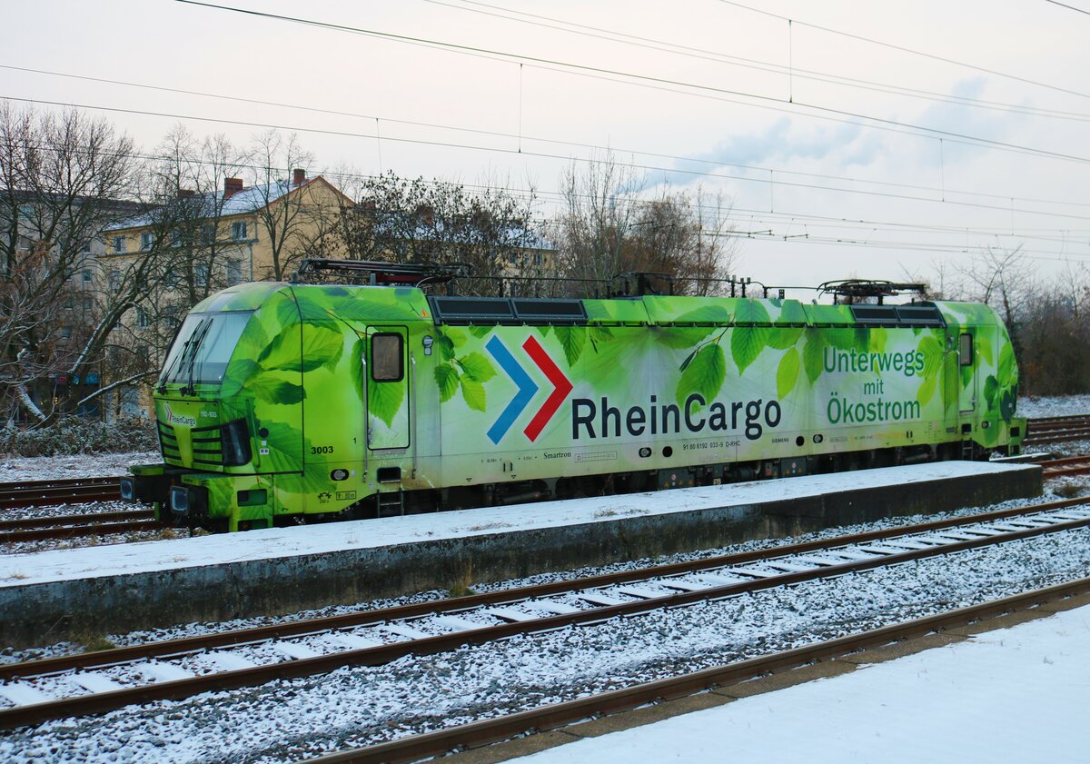 Rheincargo Siemens Smartron 192 033-9 abgestellt am 18.12.22 in Frankfurt am Main Höchst vom Bahnsteig aus fotografiert
