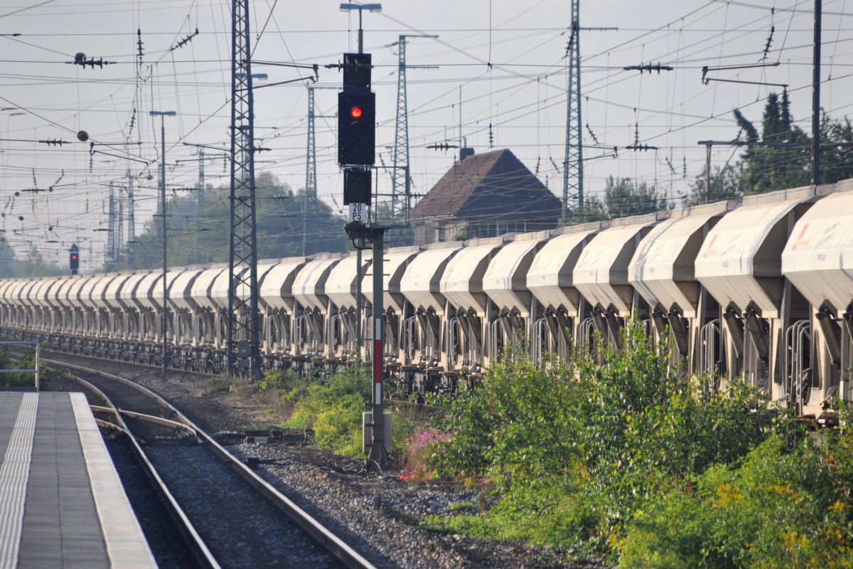 RHEINE (Kreis Steinfurt), 16.08.2013, ein Güterzug auf dem Weg nach Münster (Westf.)