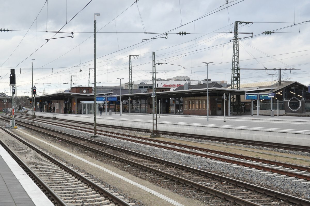 RHEINE (Kreis Steinfurt), 21.12.2015, Blick auf die neu gestalteten Bahnsteige