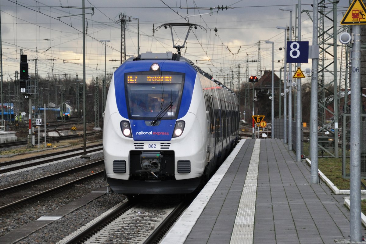 RHEINE (Kreis Steinfurt), 21.12.2015, Triebwagen 862 der Bahngesellschaft national express als RE-7 bei der Einfahrt in den Bahnhof Rheine; dieser Zug fährt anschließend als RE-7 zurück nach Krefeld Hbf