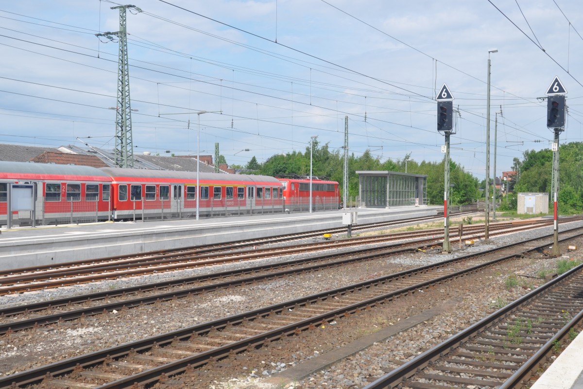 RHEINE (Kreis Steinfurt), 24.05.2014, Blick auf den (längsseitig zur Hälfte) wiedererrichteten Bahnsteig 3 mit Gleis 8 im Vordergrund; Gleis 8, das der Entlastung für den Verkehr in Richtung Münster dienen soll, ist aber noch nicht in Betrieb