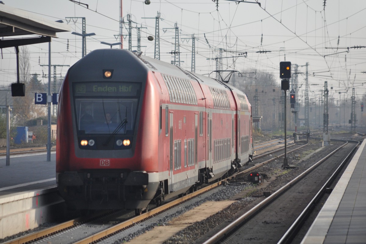 RHEINE (Kreis Steinfurt), 25.11.2014, ein RE nach Emden Hbf bei der Einfahrt