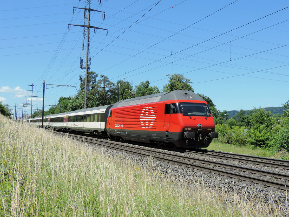 Rheinfelden-Augarten - 10. Juni 2022 : Re 460 034  Aare  am IR 1971 von Basel nach Zürich Hauptbahnhof.