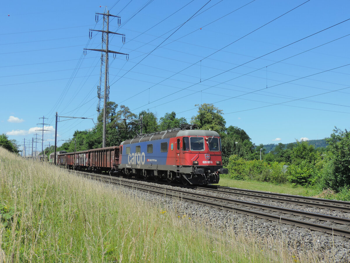 Rheinfelden-Augarten - 10. Juni 2022 : Re 620 007  Wattwil  mit einem Gemichten.