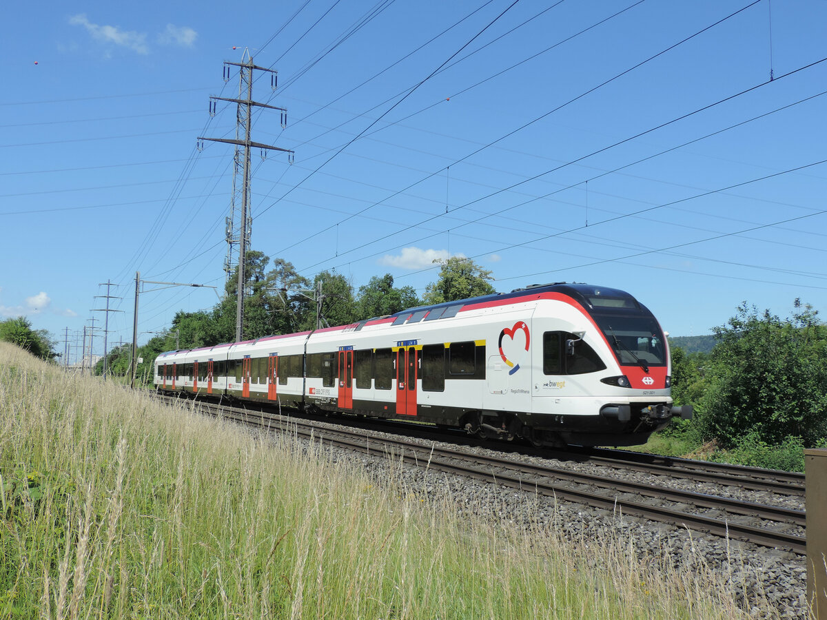 Rheinfelden-Augarten - 10. Juni 2022 : RABe 521 001  Regio TriRhena  im Umlauf S1 17239 von Basel nach Laufenburg.